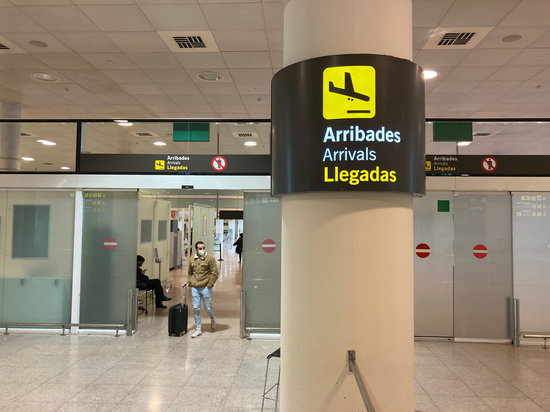 A passenger arrives at Barcelona Airport, November 23, 2020 (by Cillian Shields) 