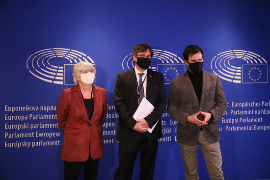 MEPs Clara Ponsatí, Carles Puigdemont and Toni Comín in the European parliament, January 14, 2021 (by Maria Castanyer) 