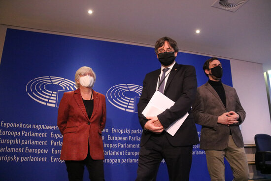 Catalan MEPs Clara Ponsatí, Carles Puigdemont, and Toni Comín at the European Parliament in January 2021 (by Maria Castanyer)