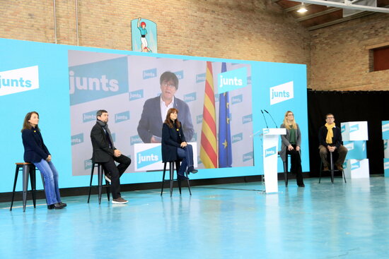 JxCat candidates for February 14 election, with former Catalan president Carles Puigdemont joining via video link, January 24, 2021 (by Laura Fíguls) 