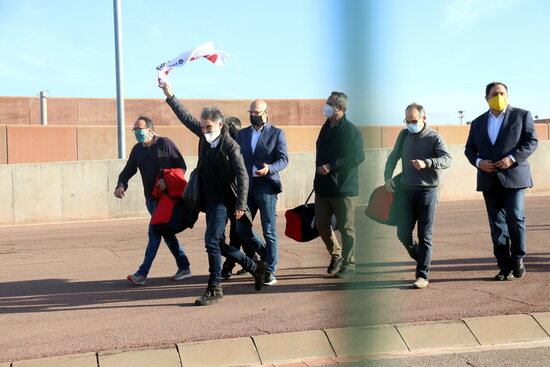 Seven pro-independence leaders walking out of the Lledoners prison (by Mar Martí)