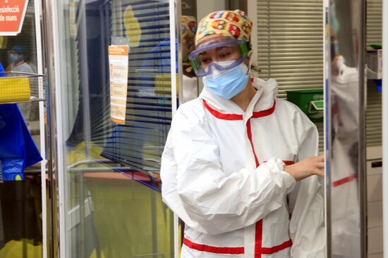 A health professional at Barcelona's Hospital del Mar (by Laura Fíguls)