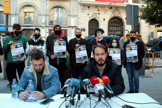 Catalan rapper Pablo Hásel gives a press conference sitting in front of various members of his platform offering their support (by Salvador Miret)