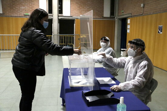 An election drill with safety measures being performed in Sant Julià de Ramis, published on February 5, 2021 (by Marina López)