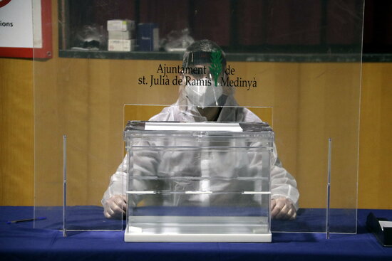 An electoral official in PPE during a rehearsal for the vote, February 5, 2021 (by Marina López) 