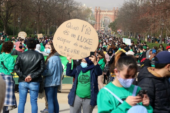 Protest in Barcelona against Spain's Constitutional Court ruling on housing decree, February 6, 2021 (by Carola López)