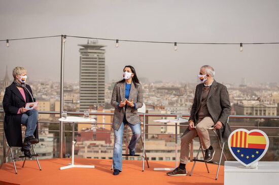 Ciudadanos candidates Anna Grau (left), Carlos Carrizosa (right), and party president Inés Arrimadas (centre) speak at a campaign event in Barcelona (image from Ciudadanos)