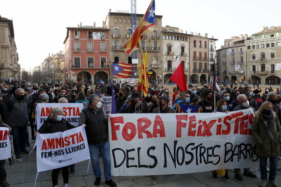 Anti-fascist protesters demonstrate against Vox in Vic, February 6, 2021 (by Laura Cortés)