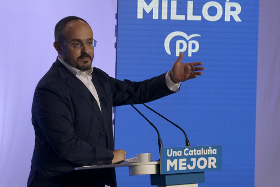 Catalan People's Party presidential candidate Alejandro Fernández speaking at an election campaign event (by Jordi Pujolar)
