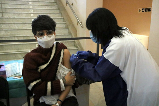 A woman receiving the AstraZeneca vaccine in Figueres, on February 10, 2021 (by Gemma Tubert)