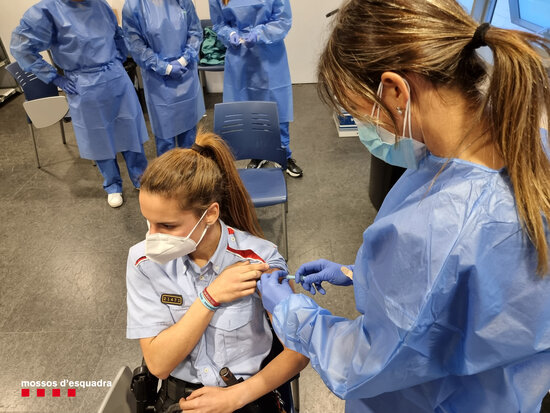 A member of the Catalan police (Mossos d'Esquadra) receives a shot of the AstraZeneca vaccine, February 10, 2021 (Interior Department)