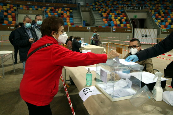 A voter casts her ballot in Tarragona on February 14, 2021 (by Mar Rovira)