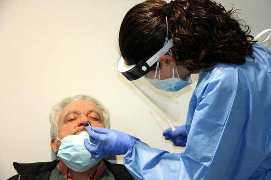 A medical professional performs a PCR test on a man (by Raquel Navarro/Nerea Colomé)