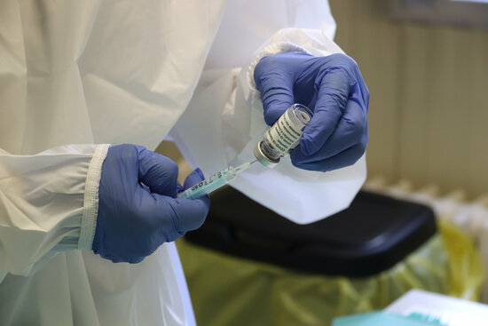 A nurse preparing a Covid-19 vaccine dose in Girona on February 18, 2021 (by Aleix Freixas)