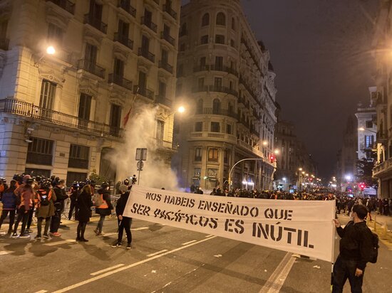 Protesters in support of jailed rapper Pablo Hasel hold up a sign on Via Laietana reading “You have shown us that being peaceful is useless” (by Laura Fíguls)