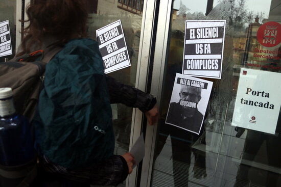 Students put up posters at the entrance to the Theatre Institute in protest at the alleged cases of abuse of power and harassment, February 22, 2021 (by Pau Cortina) 