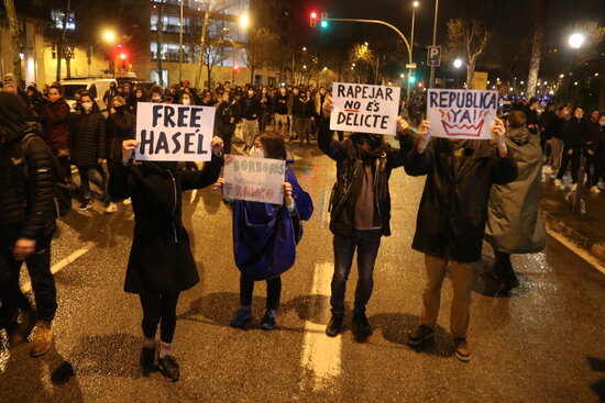 Demonstrators in Barcelona show support for jailed rapper Pablo Hasel, February 22, 2021 (by Miquel Codolar)