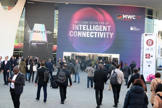 Visitors at the entrance to the Mobile World Congress in Barcelona in 2019 (by Laura Pous)