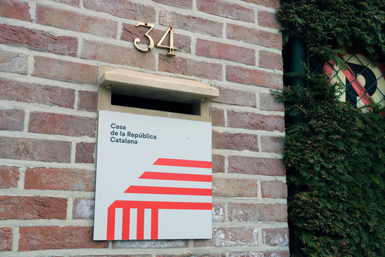 A plaque reading 'House of the Catalan Republic' in Waterloo, Belgium (by Natàlia Segura)