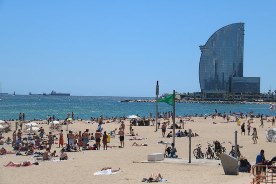 Barceloneta beach under the sunshine during the summer of 2020 (by Blanca Blay)