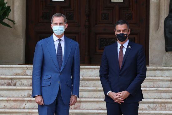 King Felipe VI and Spanish president Pedro Sánchez photographed ahead of their traditional summer meeting in August 2020 (by Pool Moncloa / Fernando Calvo)