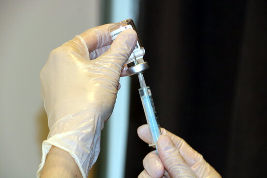 A health professional prepares an AstraZeneca Covid-19 vaccine dose (by ACN)