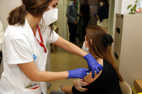 A nurse vaccinates a worker of the Ponent prison, in Lleida (by Oriol Bosch)