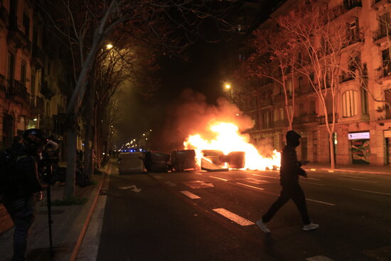 Demonstrators in Barcelona burn rubbish containers during the protests against the arrest of Pablo Hasel in February, 2021 (by Laura Fíguls)