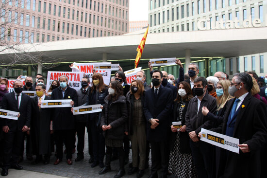 Some pro-independence officials gathered in Barcelona's Ciutat de la Justícia to support 2017 referendum electoral board members, on March 3, 2021 (by Raquel Navarro / Nerea Colomé)