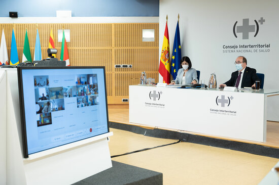 A screen shows regional health chiefs at a meeting with Spain's health minister Carolina Darias and territory minister Miquel Iceta March 10, 2021 (Borja Puig de la Bellacasa/Moncloa Pool)