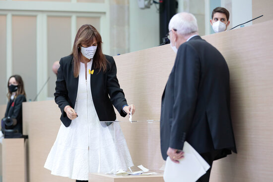 The newly elected parliament speaker, Laura Borràs, voting on the opening session of the chamber on March 12, 2021 (by Job Vermeulen)