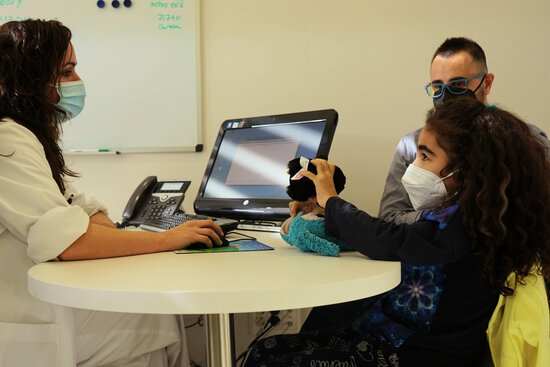 Eight-year-old Candela, her father and one of the doctors involved in the historic operation (Sant Joan de Déu Hospital)