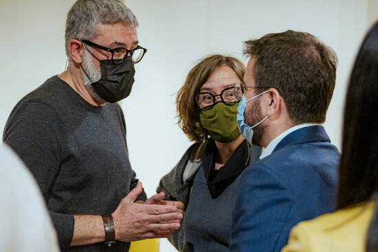 Carles Riera and Eulàlia Reguant (CUP) talking to Pere Aragonès (ERC) on March 17, 2021 (by Roser Gamonal/CUP)