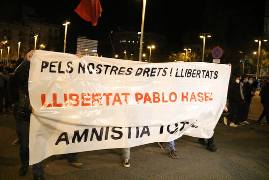 Protesters march behind banner demanding the release of Pablo Hasel, March 20, 2021 (by Pol Solà)