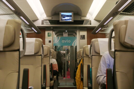 Interior seating area of a carriage on a high-speed low-cost AVLO train (by Albert Cadanet)