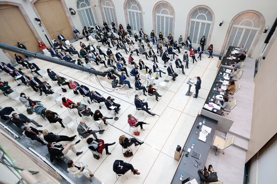 Lawmakers convene in the auditorium of the Catalan parliament during Pere Aragonès' presidential bid (by Job Vermeulen)