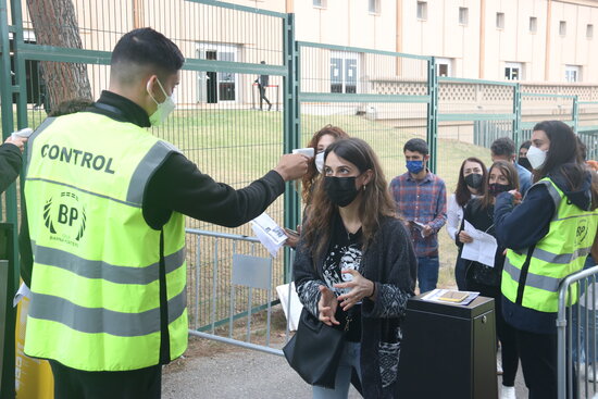 Attendees of the pilot Love of Lesbian concert at Palau Sant Jordi on March 27 (by Pere Francesch)