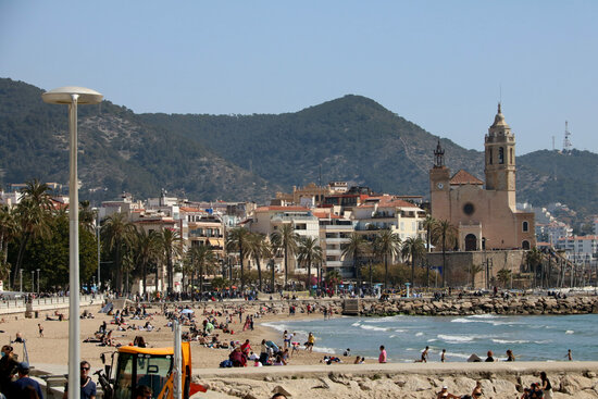 Sunbathers on the beach in Sitges on March 28, 2021 (by Gemma Sánchez)