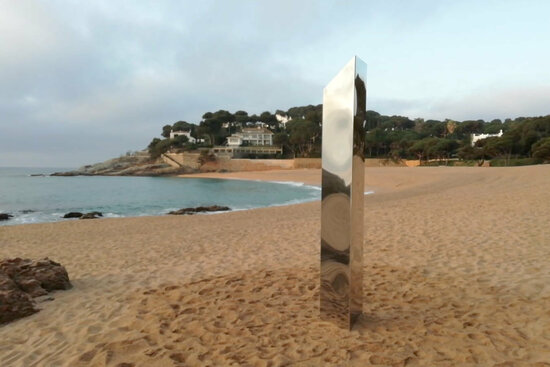 Metal monolith which appeared on Sa Conca beach in S'Agaró, Costa Brava on March 30, 2021 (courtesy of Arocinema Associació)