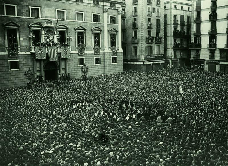 A crowd gathered in Barcelona's Plaça Sant Jaume to celebrate the declaratoin of the Republic on April 14, 1931 (by Banda de Barcelona)