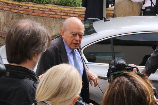 Photo of Jordi Pujol arriving at the Les Corts mortuary in Barcelona on October 7, 2018 (by Carola López)