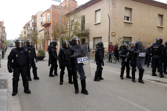 Members of Spain's National Police on a street in Salt, November 13, 2019 (by Xavier Pi) 