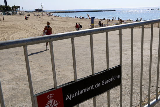 Barceloneta beach with a gate controlling access during the summer of 2020 (by Carola López)