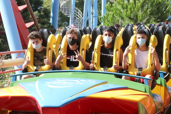 Visitors wearing face masks at PortAventura World prepare for a ride on the Dragon Khan train in the summer of 2020 (by Eloi Tost)