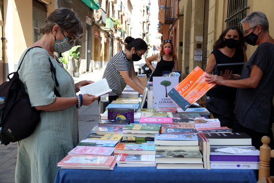 The stall of a book shop that specialises in children's books during the July Sant Jordi celebrations of 2020 (by Mar Vila)