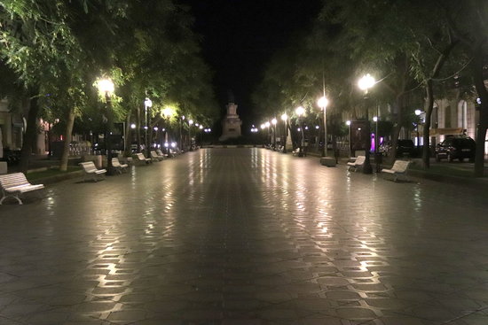 The deserted 'Rambla Nova' street in Tarragona just after 10pm, the day the curfew was introduced (by Eloi Tost)