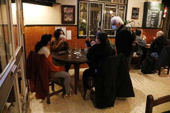 Customers enjoying a drink in Casa Pagès in Barcelona's Gràcia neighborhood, November 23, 2020 (by Jordi Bataller)