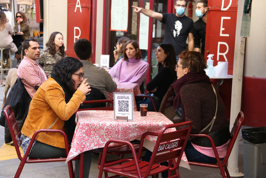 Two women having a 'vermut' in Barcelona (by Carola López)