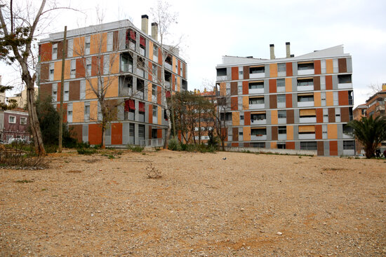 Two apartments blocks and an empty park in Sabadell (by Albert Segura Lorrio)