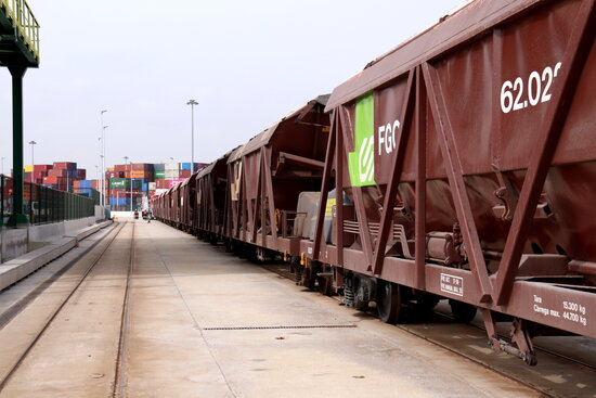 Image of the railway by FGC company in Barcelona's port on March 3, 2021 (by Aina Martí)